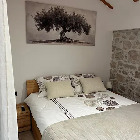 Jana- Old Stone House * Ugrinici
