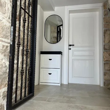Jana- Old Stone House Ugrinici